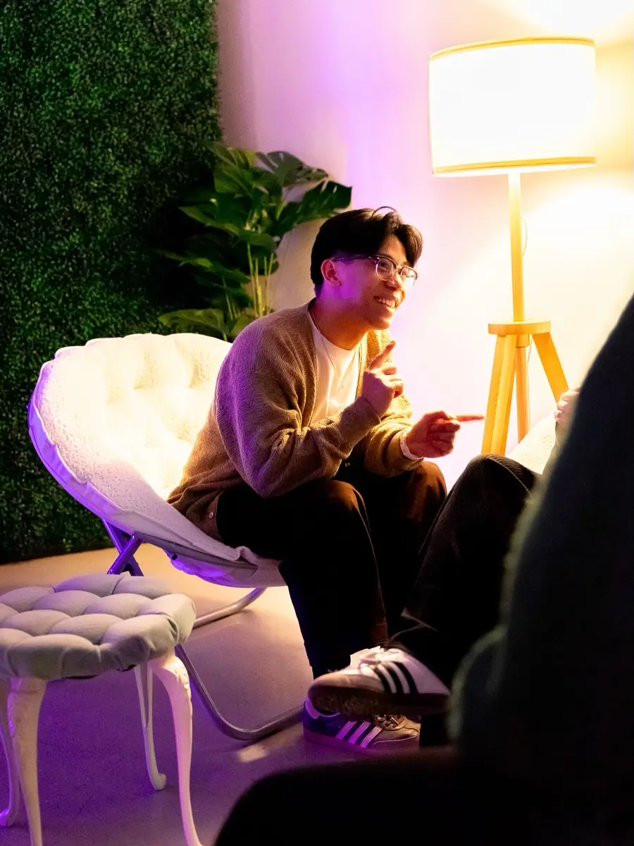 A guest relaxing at a Saturday Cafe evening